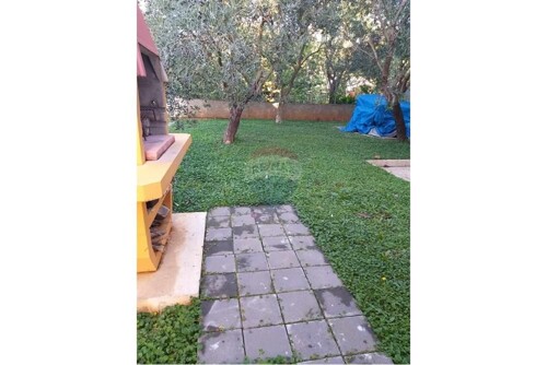 NA PRODAJU : Prekrasan trosoban stan S VRTOM I GARAŽOM u Za