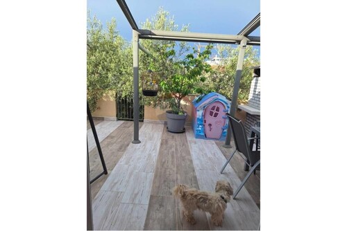 NA PRODAJU : Prekrasan trosoban stan S VRTOM I GARAŽOM u Za