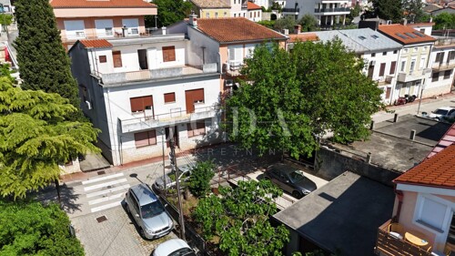 Crikvenica kuća u širem centru sa garažom i parkirnim mjesti