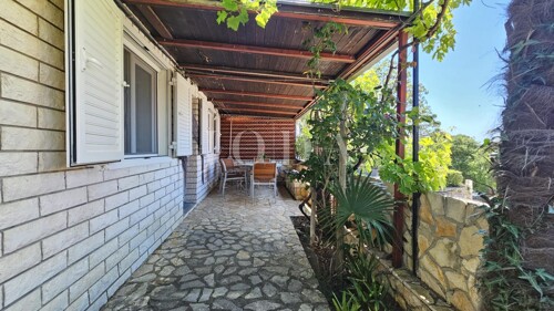 Stan s okućnicom 50m od plaže