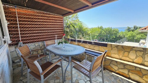 Stan s okućnicom 50m od plaže