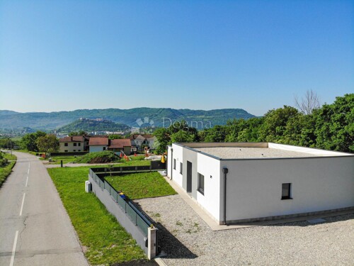 Buzet, atraktivna kuća s bazenom i prekrasnim pogledom