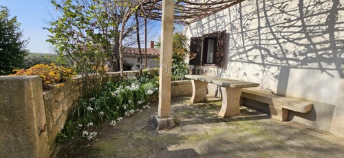 Kamena kuća i dvije konobe za uređenje po želji