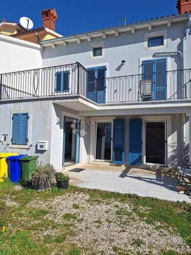 LABIN,1 km od mora.kamena kuća u nizu sa pogledom na more