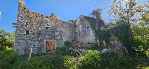 Dvije kamene kuće za obnovu