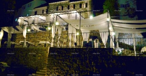 Kuća Prodaje se kuća u Kaštelu – 282 m² na zemljištu od 6313 m² s pan...