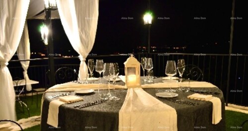 Kuća Prodaje se kuća u Kaštelu – 282 m² na zemljištu od 6313 m² s pan...