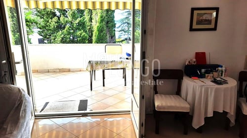CRIKVENICA, lijep stan udaljen 200 m od plaže