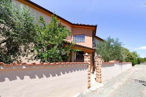 Kuća s 4 apartmana + garaža ! blizina Fažane !