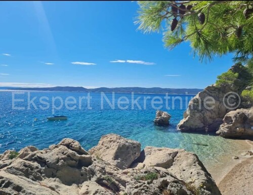 Omiš,Pisak, samostojeća dvoetažna kuća s bazenom 200m2, 1. red do mora