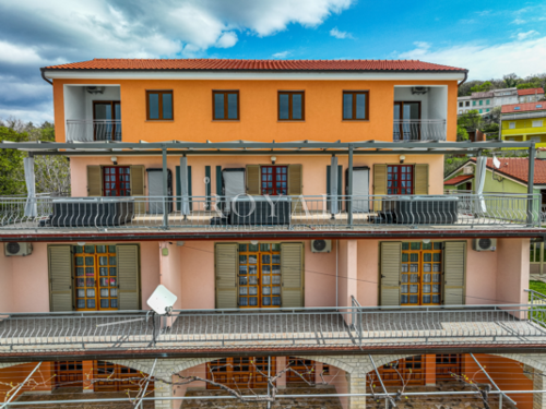 Prodaju se dva zasebna objekta s bazenom i velikom okućnicom