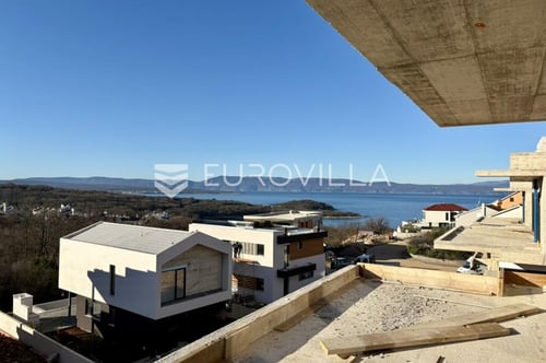 Krk, Njivice, trosoban stan površine 124.57m2 s krovnom terasom, bazenom i p...