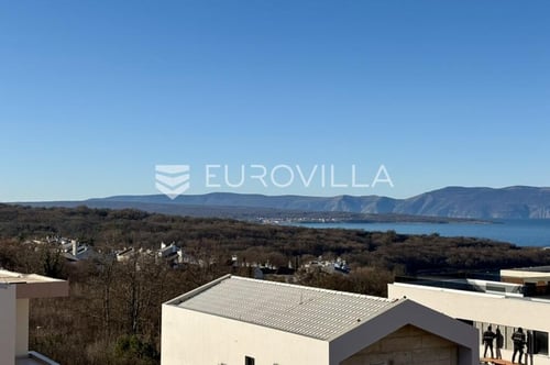 Njivice, otok Krk, dvoetažni stan u novogradnji s bazenom površine 104.45m2