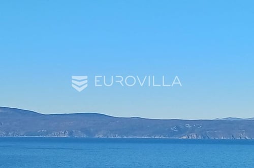 Njivice, lijep obiteljski stan u novogradnji s bazenom i vrtom
