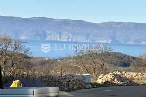 Njivice, otok Krk, dvoetažni stan u novogradnji s bazenom, vrtom i garažnim...