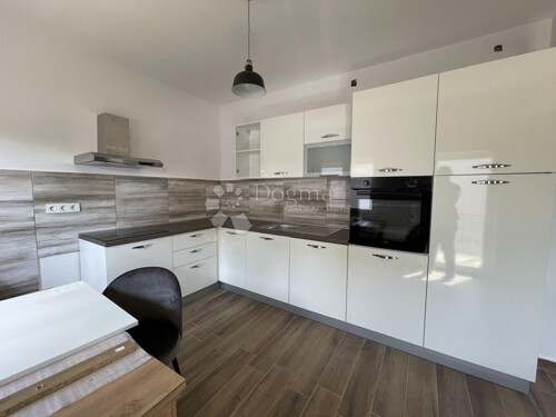 SNIZENO!!! Prodaje se trokatnica sa dva stana, dvorištem i v