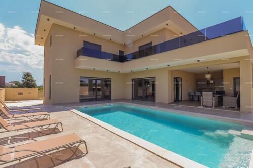 Kuća Pula - Loborika. Nova samostojeća kuća sa bazenom.