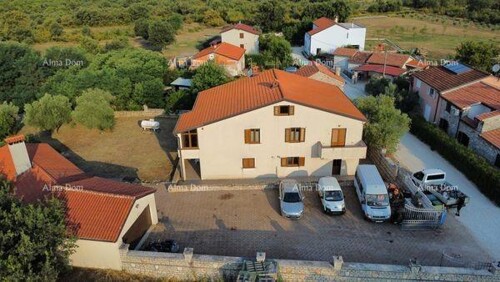 Kuća Prodaje se kuća 420m2 sa tri stana, Umag
