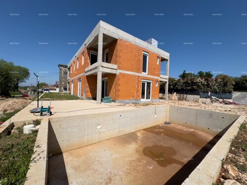 Kuća Prodajemo dvojnu kuću u Roh Bau fazi.