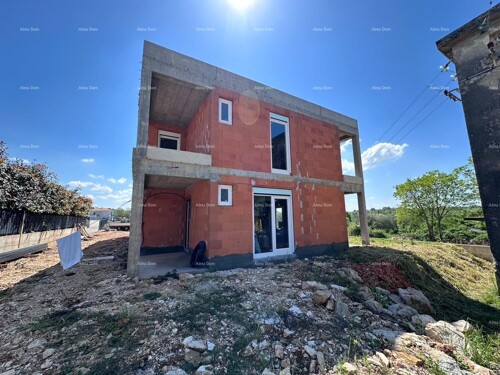 Kuća Prodajemo dvojnu kuću u Roh Bau fazi.