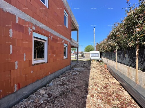 Kuća Prodajemo dvojnu kuću u Roh Bau fazi.