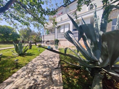 Otok Krk, Malinska – stan s okućnicom u blizini mora