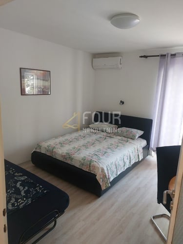 Kraljevica, 27.95m2, uređena garsonijera s balkonom, blizina