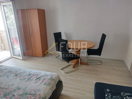 Kraljevica, 27.95m2, uređena garsonijera s balkonom, blizina