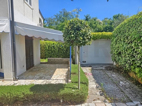 Njivice, namješten apartman s okućnicom i garažom!