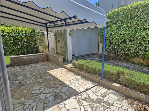 Njivice, namješten apartman s okućnicom i garažom!