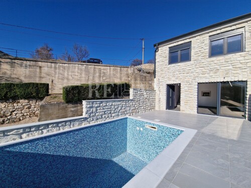 Bribir - kamena kuća s bazenom i pogledom na more