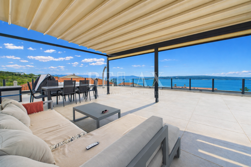 Dramalj – prostrani stan s krovnom terasom i pogledom